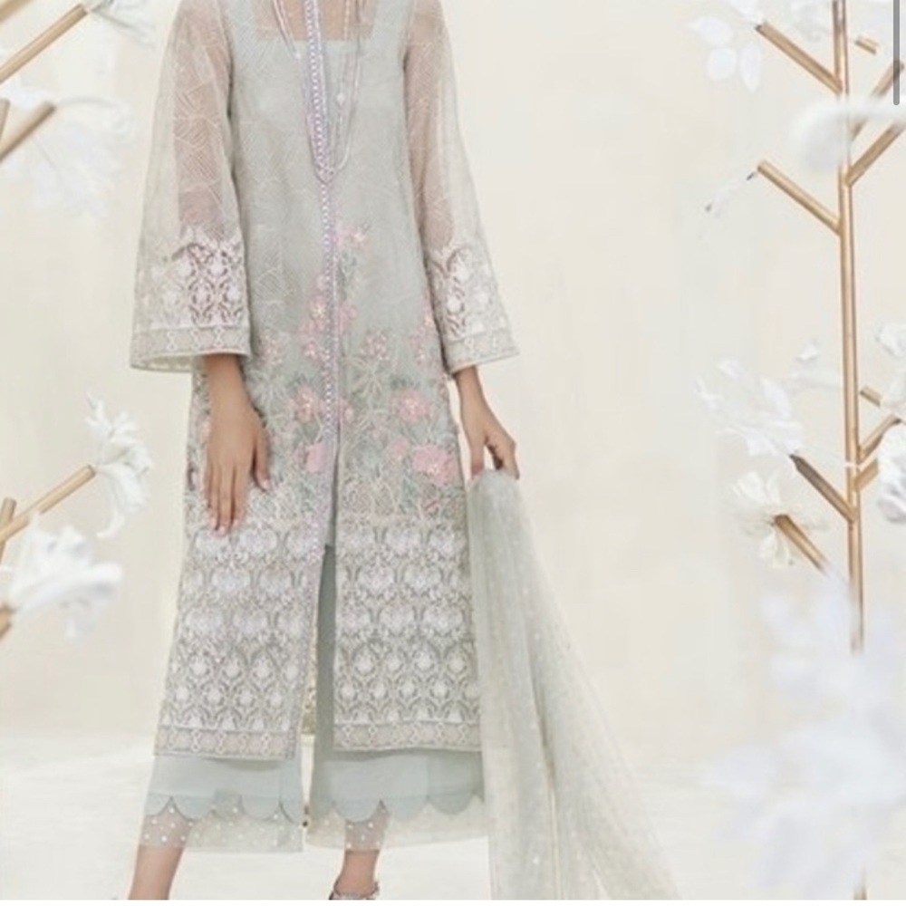 Beautiful suffuse desi outfit. Nice details on pants!